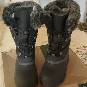 Kamik kids boots. Black and gray size 4
